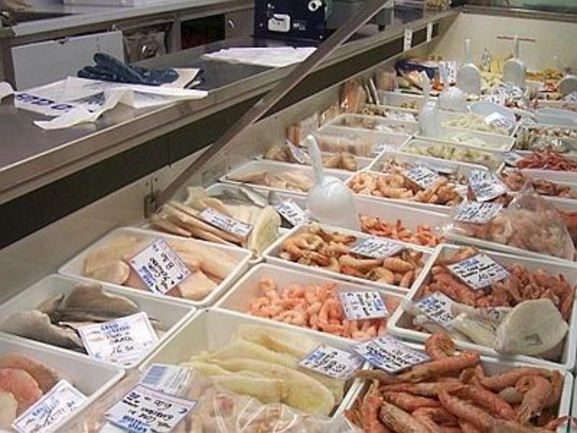 Ruba elettricità per il negozio di surgelati: in manette