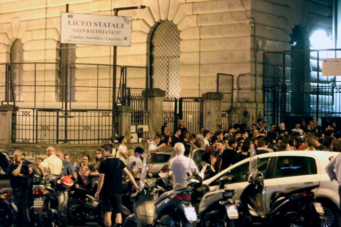 Prof suicida, la veglia degli studenti davanti al liceo
