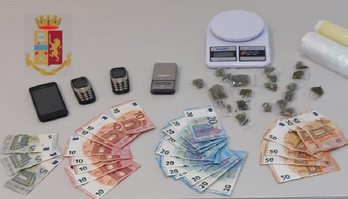 Spaccio dalla finestra di casa, un arresto