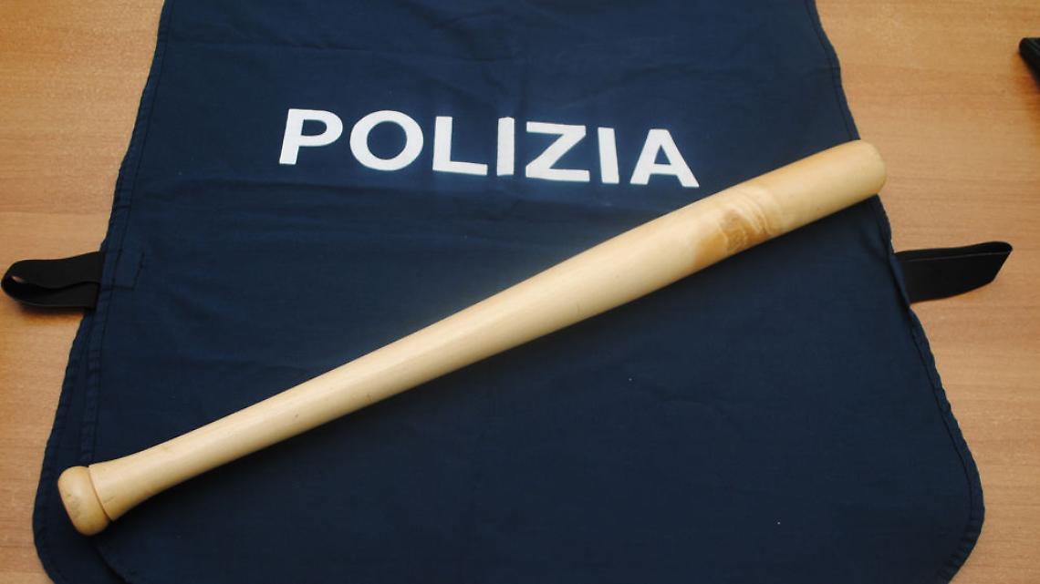 Passanti aggrediti con mazze da baseball, denunciati due fratelli