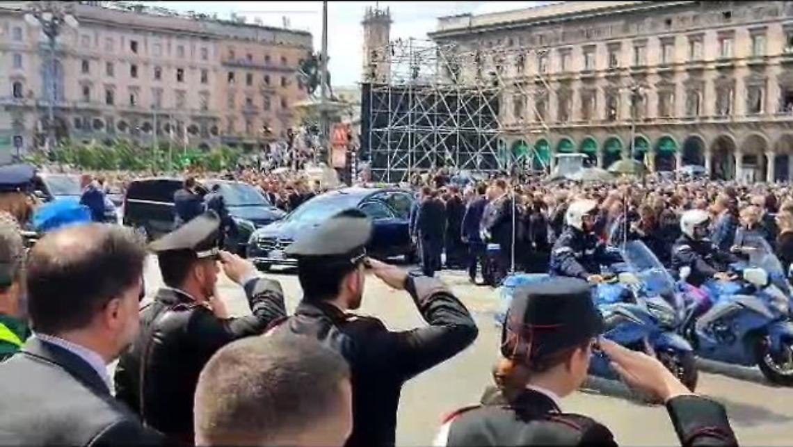 Forza Italia, gli azzurri: «Avanti nel nome di Berlusconi»