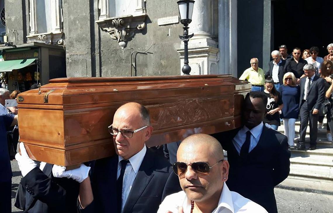 Commozione per l'ultimo saluto all’impresario e produttore Pino Moris