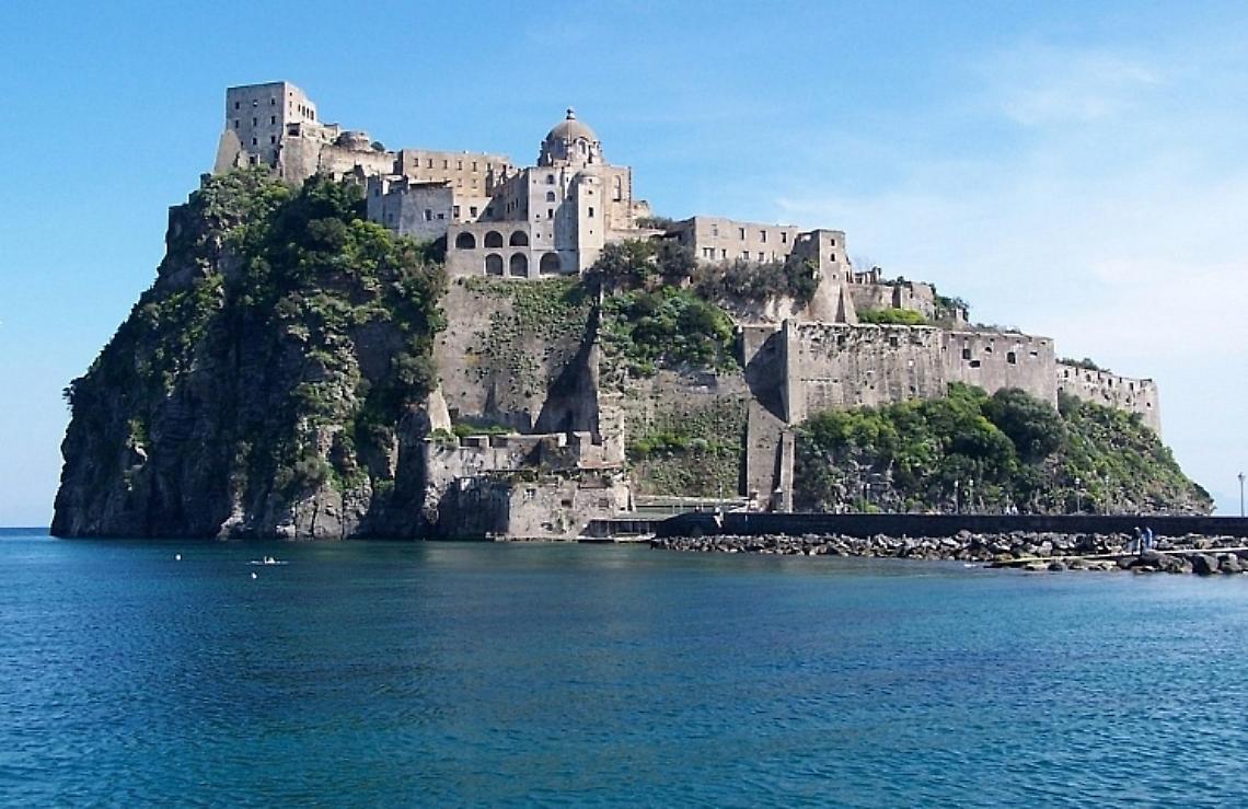 Bancarotta ed evasione fiscale, sequestrato il Castello Aragonese a Ischia