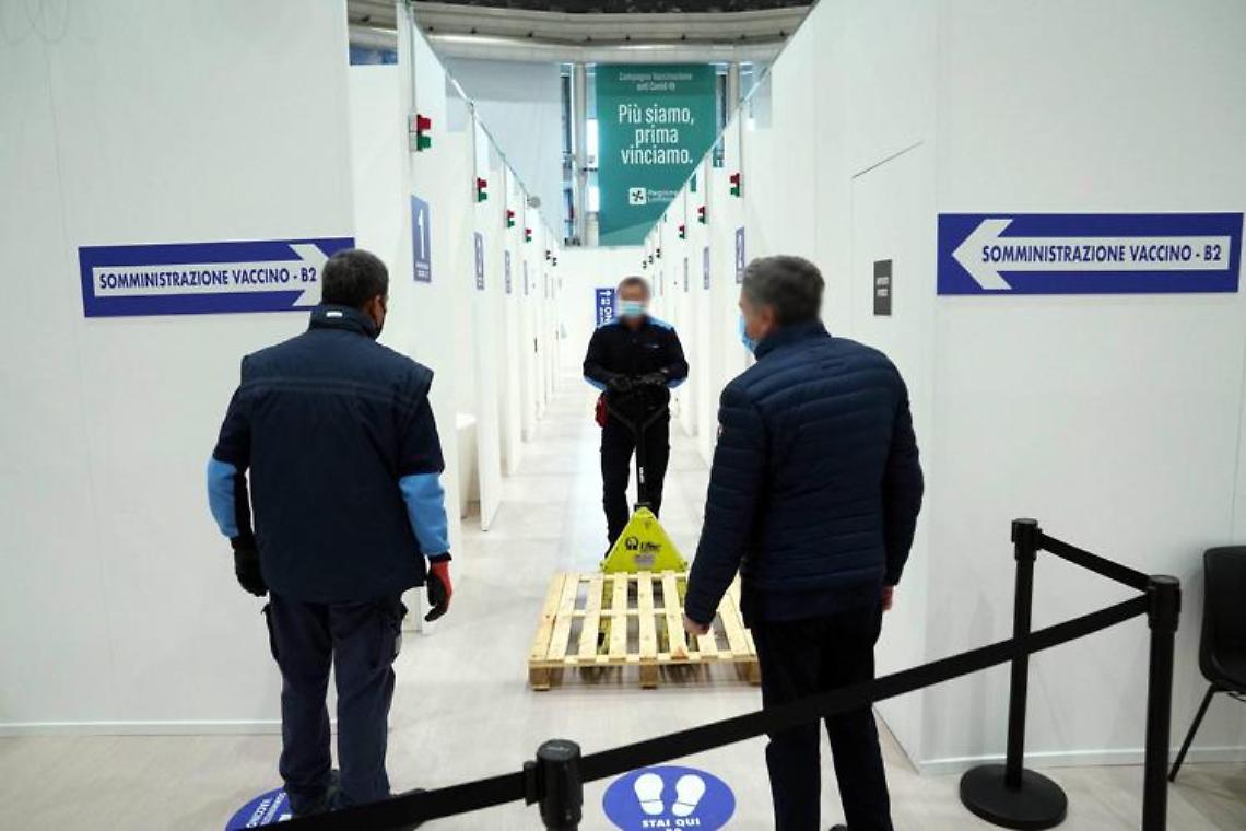 Variante Delta, Ricciardi: «Buca anche doppia dose vaccino»