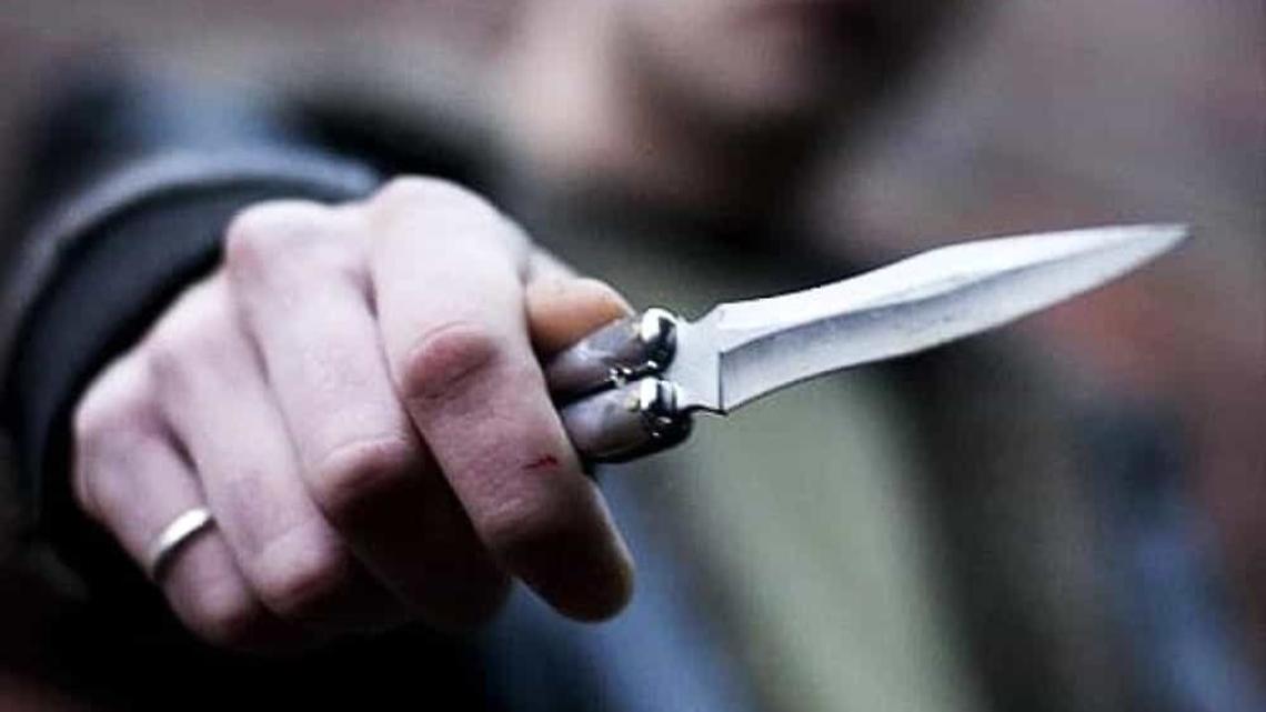 Lite sul campo di calcetto, 13enne accoltellato