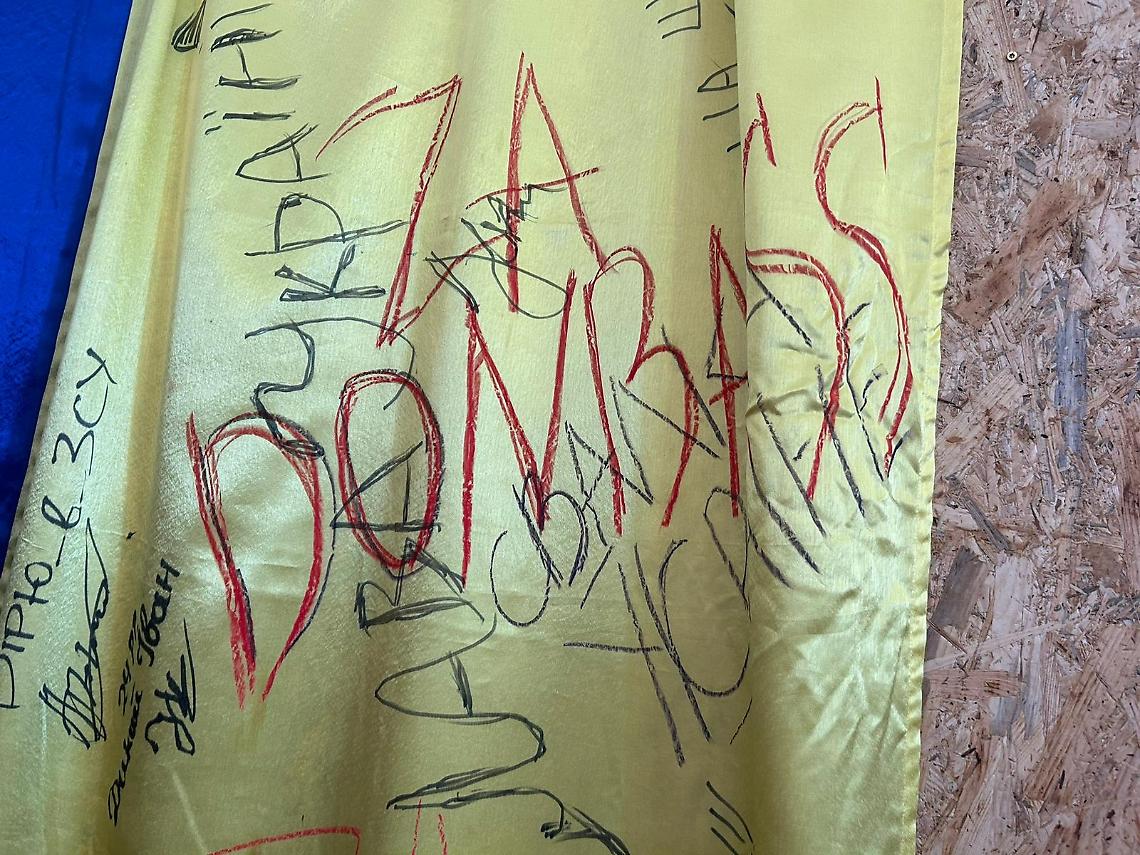 Vandali alla mostra per l'Ucraina, scritte filorusse sui quadri