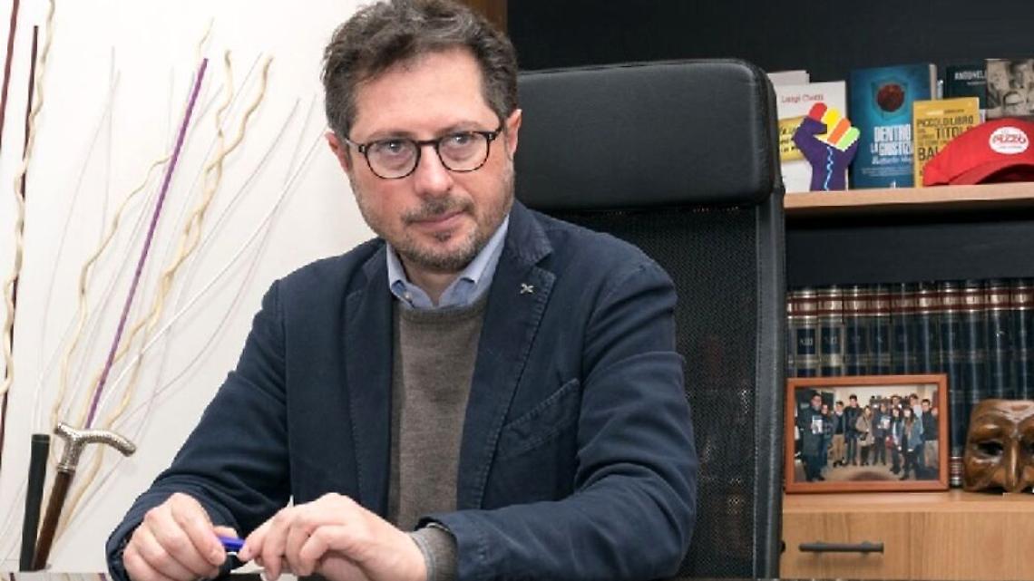«Porta un bimbo a rubare, vergogna», Borrelli pubblica il video