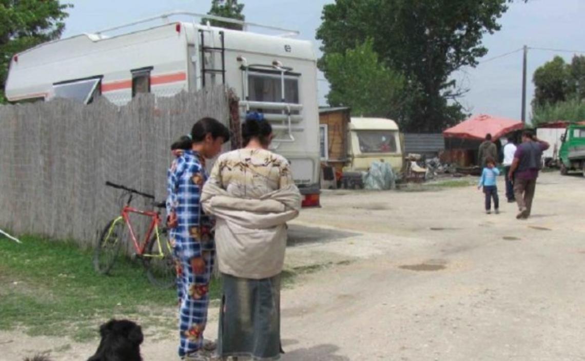Rom trasportavano un cadavere in un carrozzino