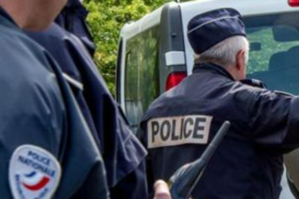Parigi, grida "Allah" e aggredisce militare con coltello