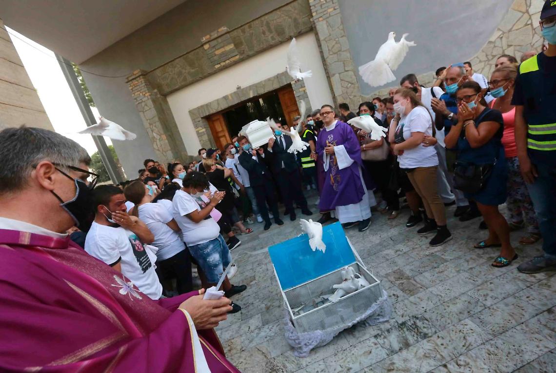 Addio a Maria Paola, don Patriciello: «Prima dell'orientamento sessuale c'è la persona»