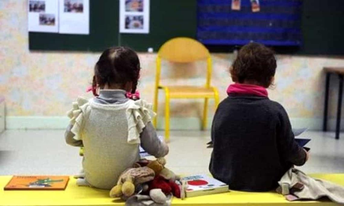 Botte e rimproveri ai bambini nell'Avellinese, maestra sospesa