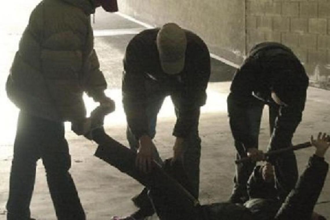 «Mio figlio legato a una sedia e pestato», aperta indagine