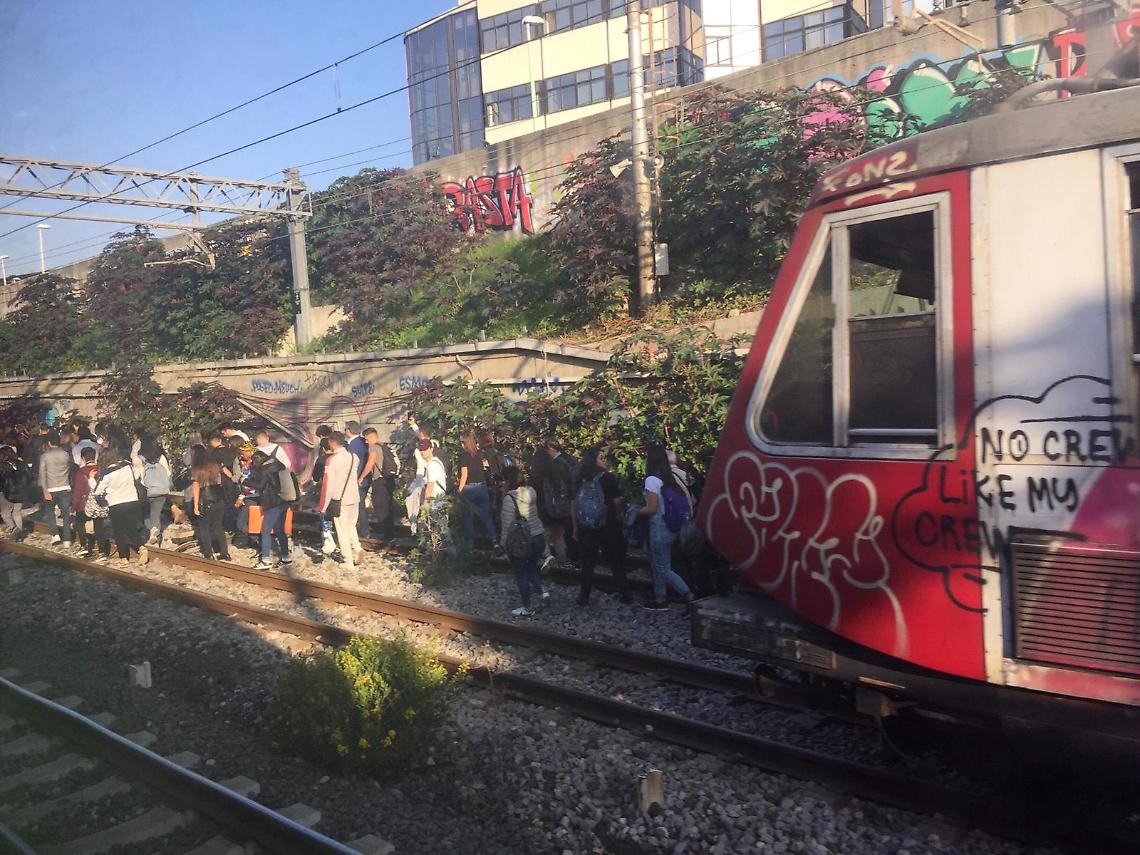 Guasto al treno della Circum: pendolari sui binari