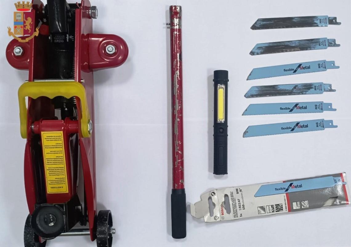 Sorpresi con arnesi per lo scasso, denunciati