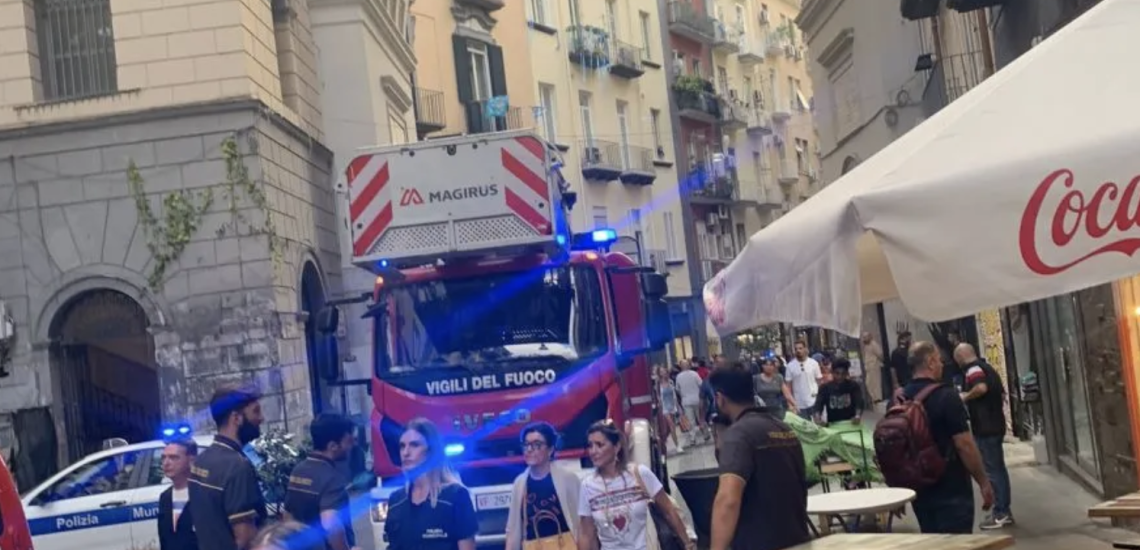 Giù calcinacci dal ponte di Chiaia: strada chiusa