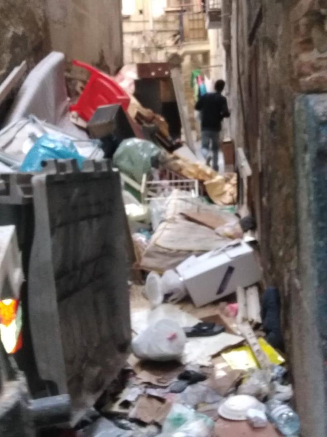 Discarica a cielo aperto nel centro storico, turisti tra i rifiuti