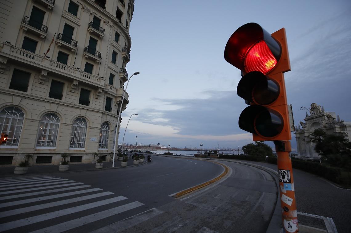 Primo giorno di zona rossa, Napoli è deserta