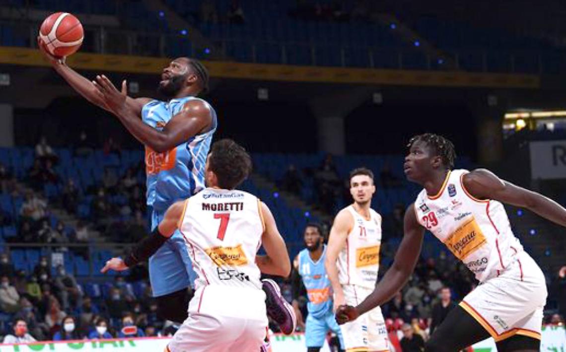 Basket, che esordio per Pargo con la Gevi Napoli che sbanca Pesaro. Sacripanti: «Avanti così»