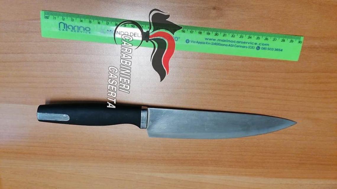 Aggredisce la compagna e poi l'aspetta col coltello