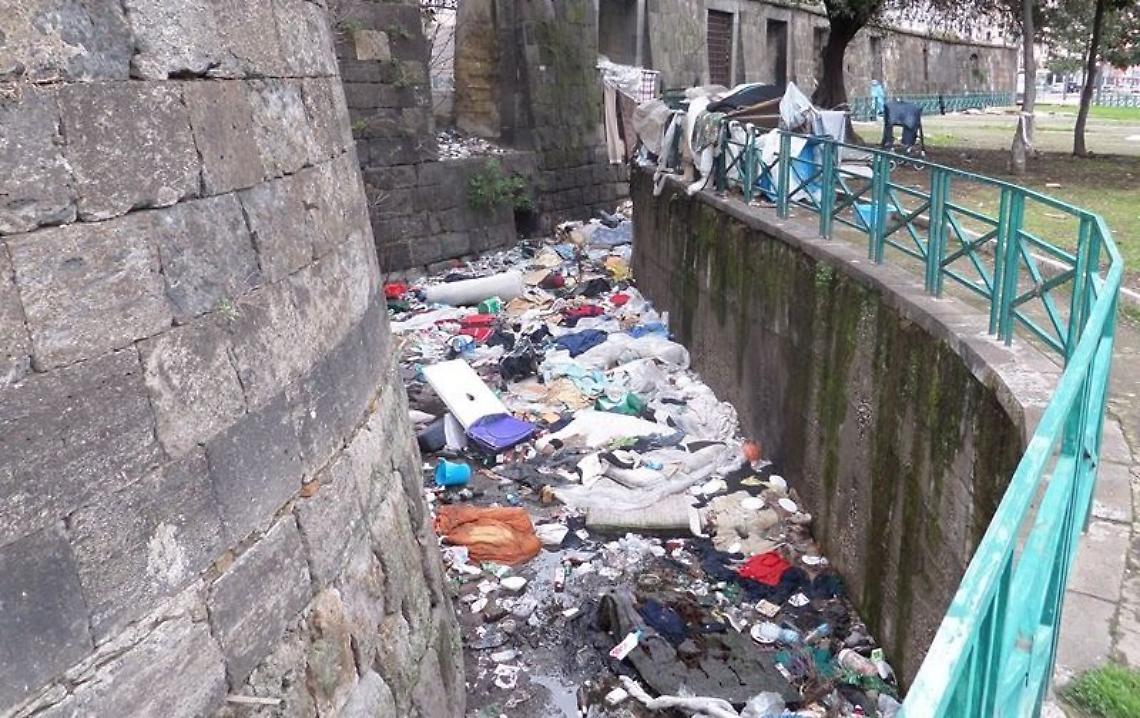 Torri Aragonesi nel degrado: rimossi quintali di rifiuti