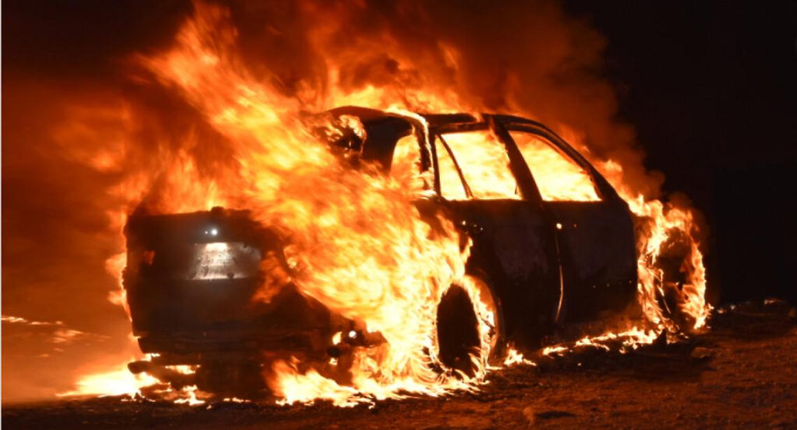 Tre auto in fiamme nella notte nel Napoletano