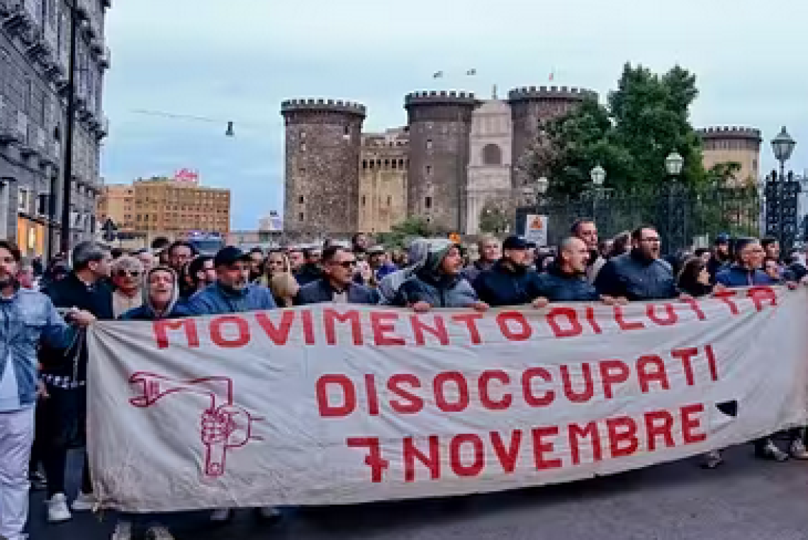 Protesta dei disoccupati, fumogeni davanti al San Carlo