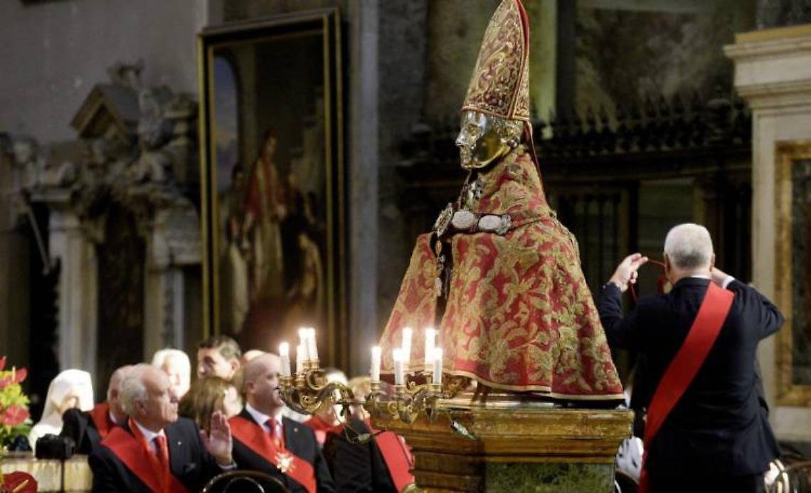 San Gennaro e Covid, il rito si sposta dalla cappella all'altare