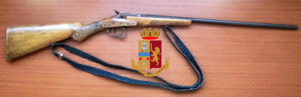 Sorpreso con un fucile in casa, arrestato