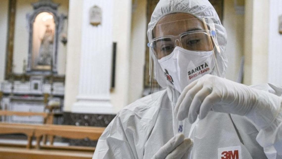 Covid, al Duomo di Napoli tampone molecolare a 35 euro