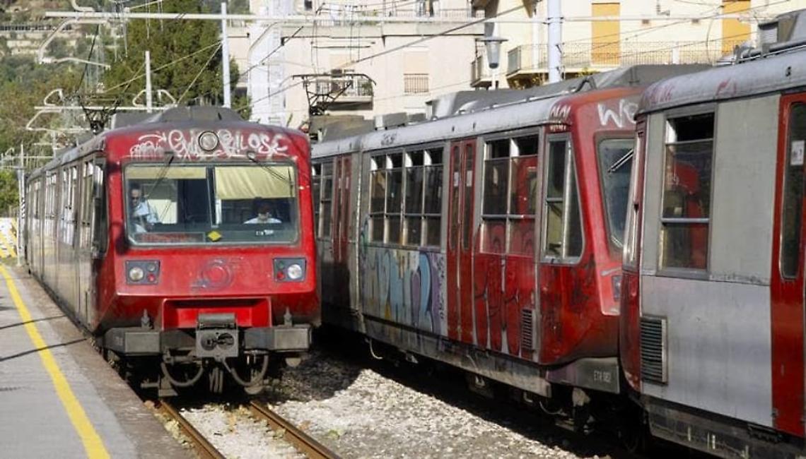 Circum, treno fermo in stazione: stop circolazione Napoli-Sorrento
