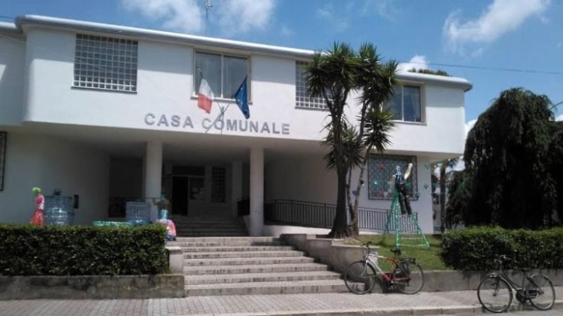 Molotov contro il Comune di Cellole, danni a un corridoio
