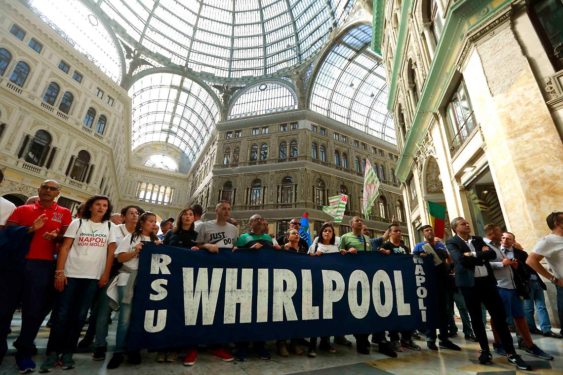 Gli operai Whirlpool in corteo: il Governo decida in fretta con chi stare