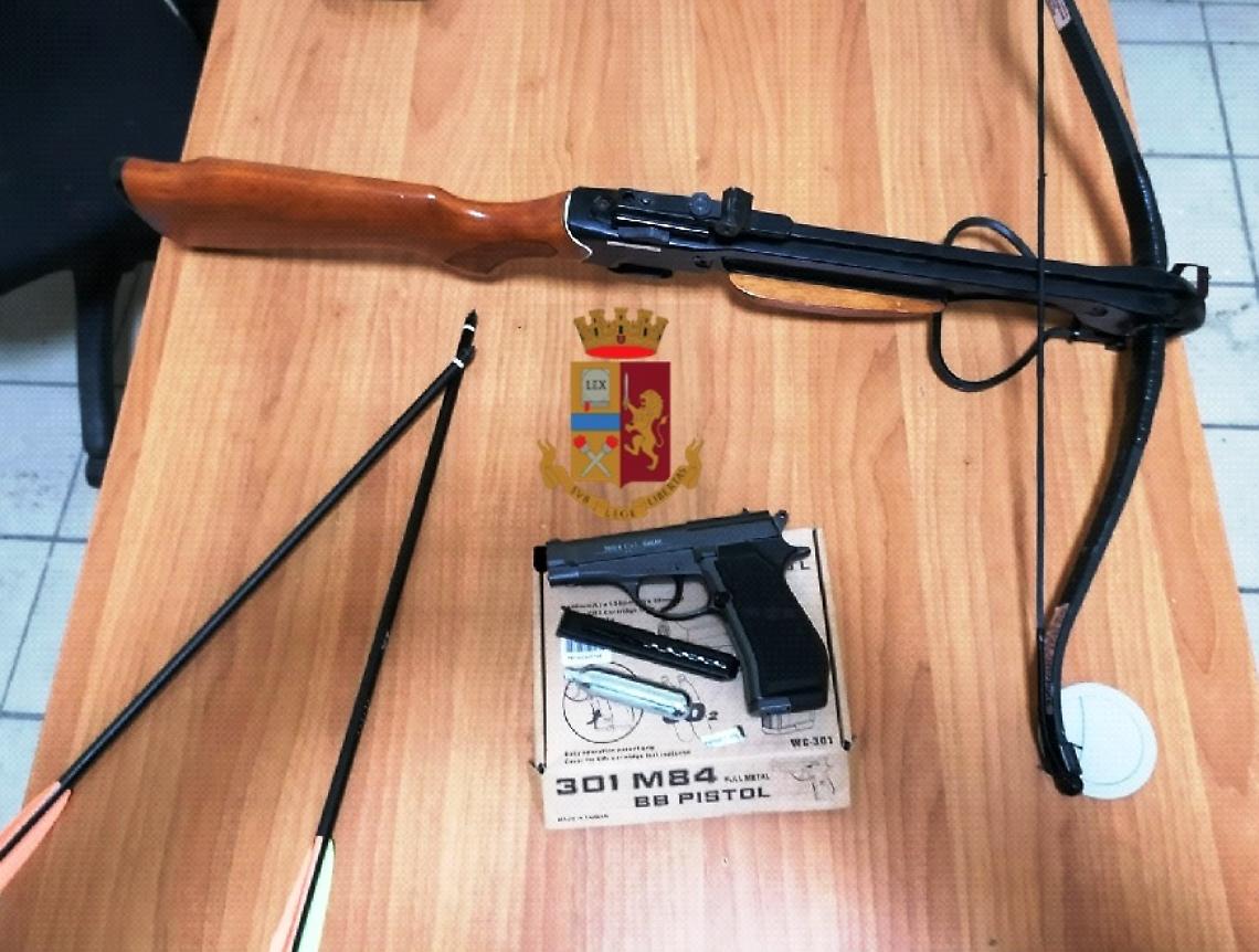Minaccia il vicino con balestra e pistola, denunciato
