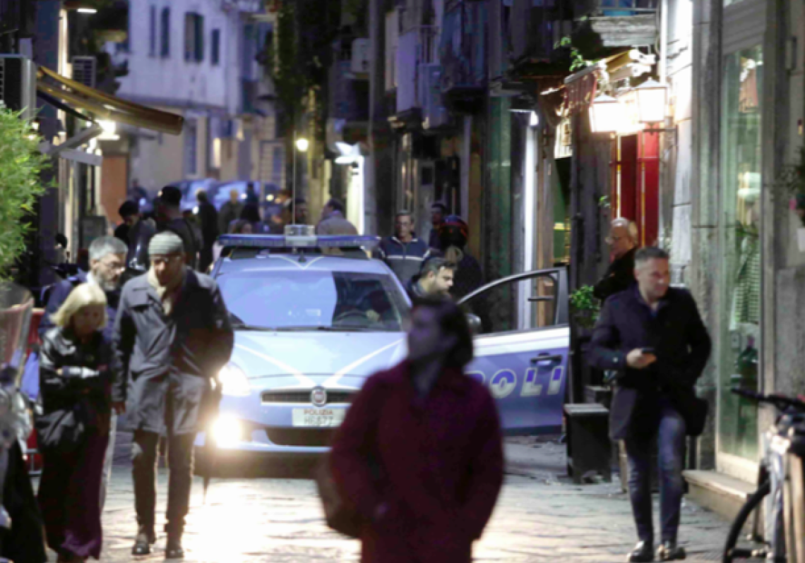 Tenta di sedare una rissa e gli sparano contro: due arresti