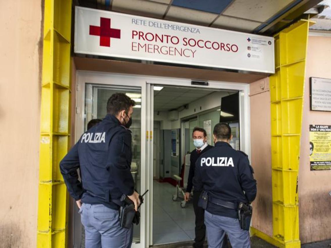 Ferito con un colpo di pistola, 17enne in ospedale