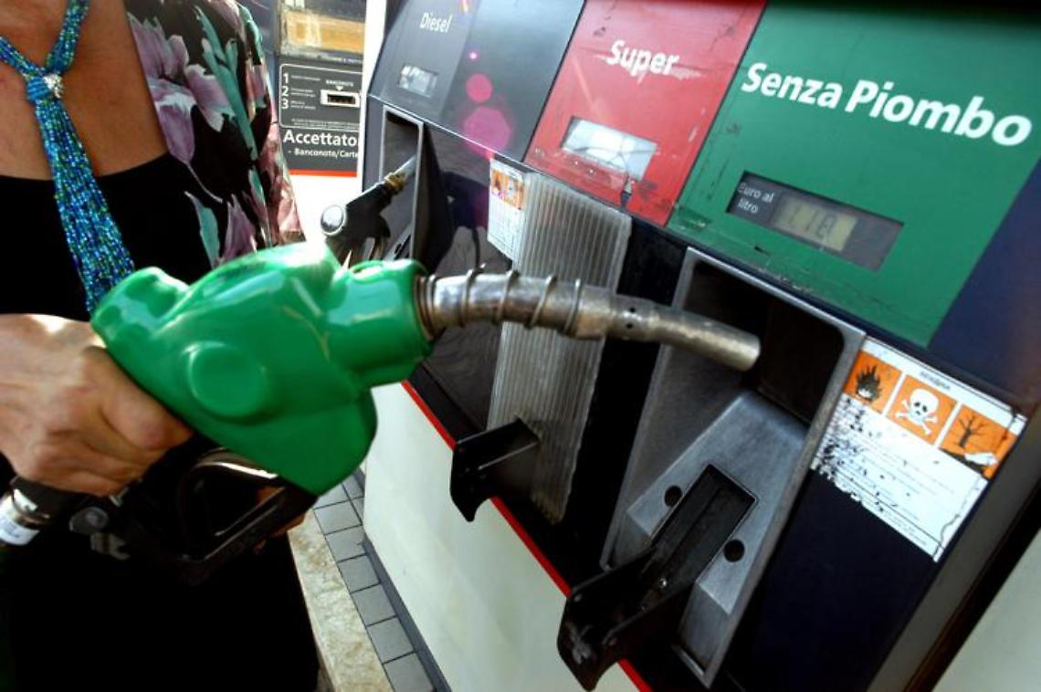 Caro carburanti, irregolarità su prezzi: subito ispezioni