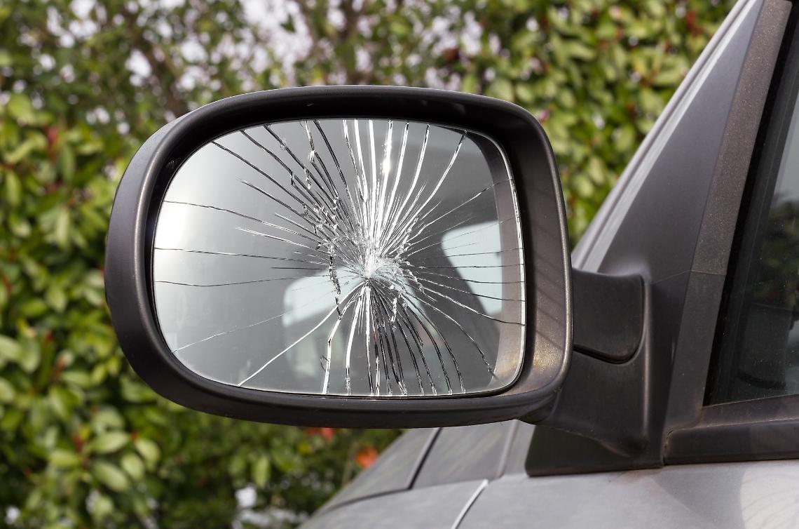 Pretende 200 euro per la rottura dello specchietto dell’auto: denunciato