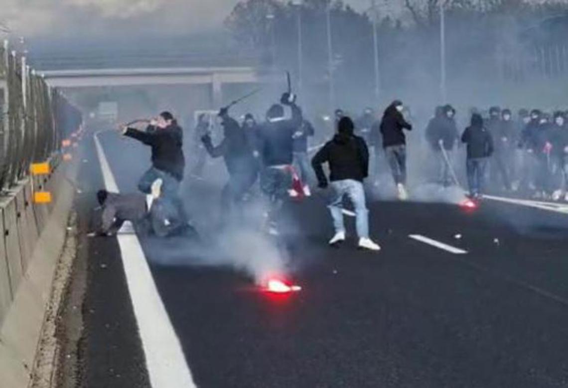 Scontri ultras in autostrada: daspo per 3 romanisti e 6 napoletani