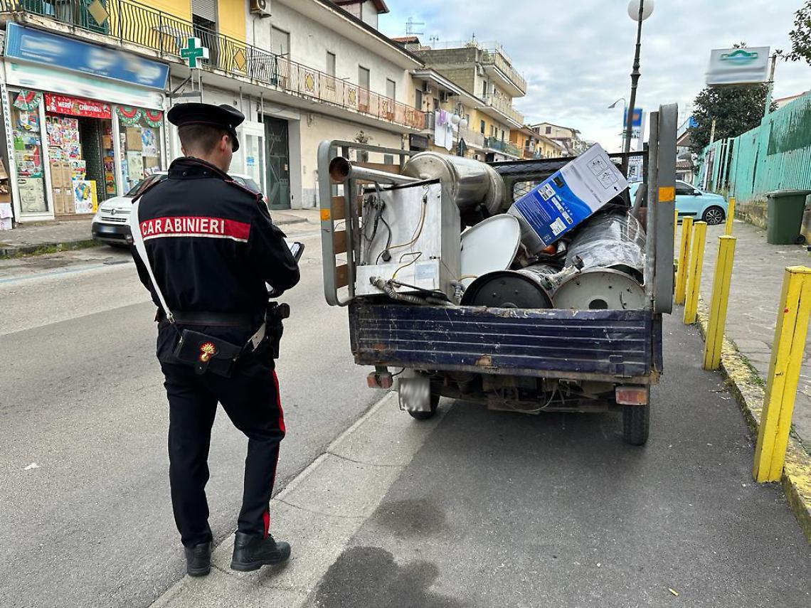Trasportava rifiuti senza patente e con targa scritta a mano