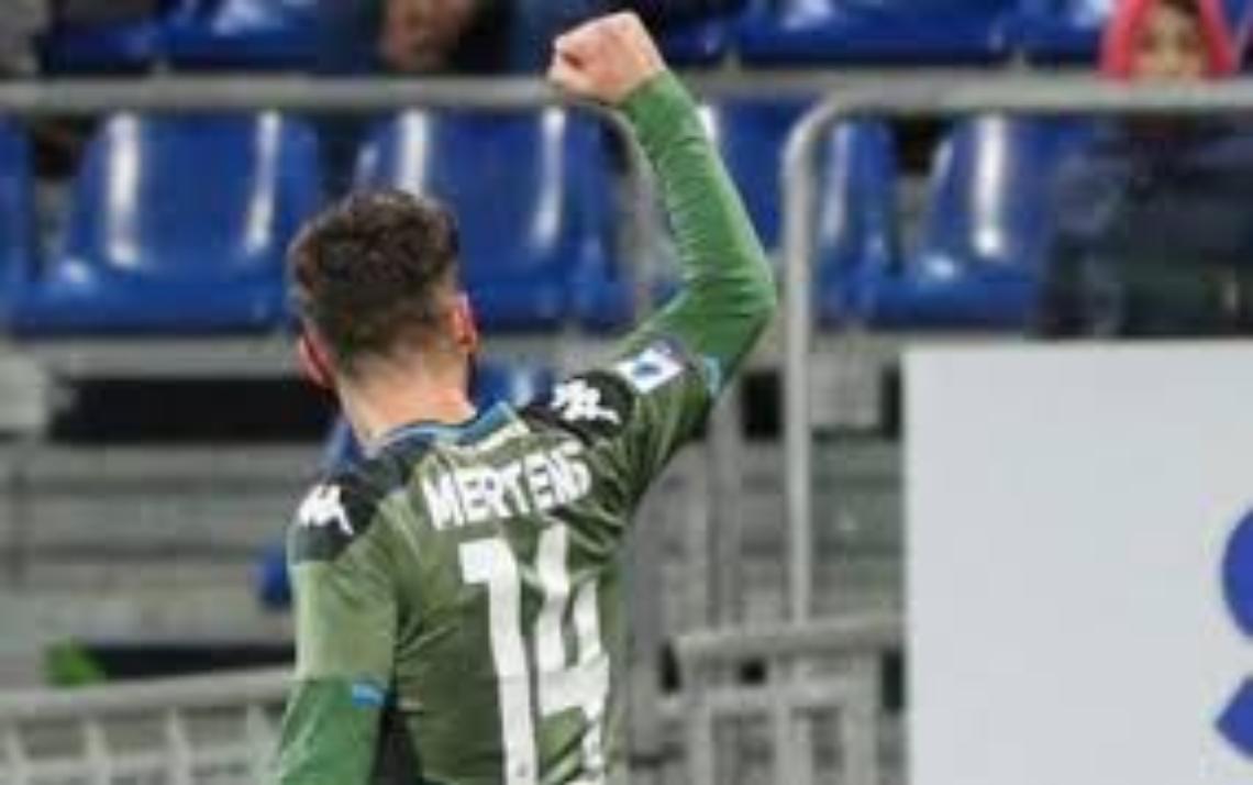 Il Napoli espugna la Sardegna Arena grazie al 120° gol di Mertens in maglia azzurra