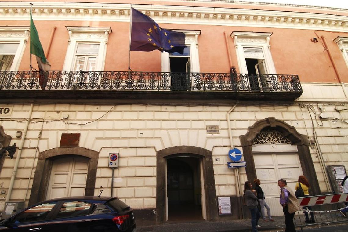 Covid, scuole chiuse e stop negozi alle 18 a Torre Annunziata