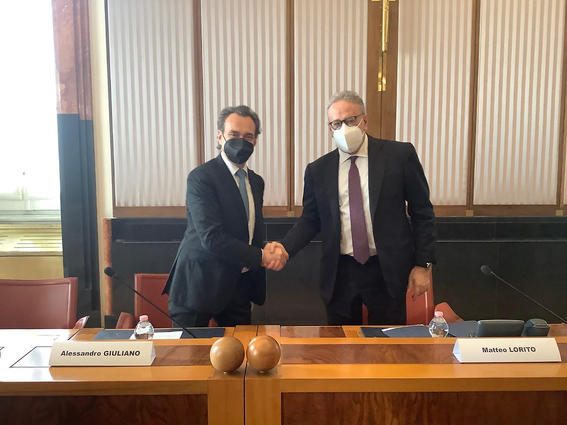 Sportello immigrazione a via Medina dedicato a studenti, siglato l'accordo