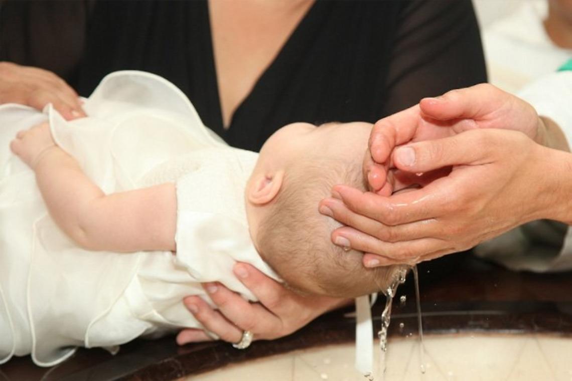 Prete sbaglia la formula per 26 anni: il vescovo: «Dovete battezzarvi tutti di nuovo»