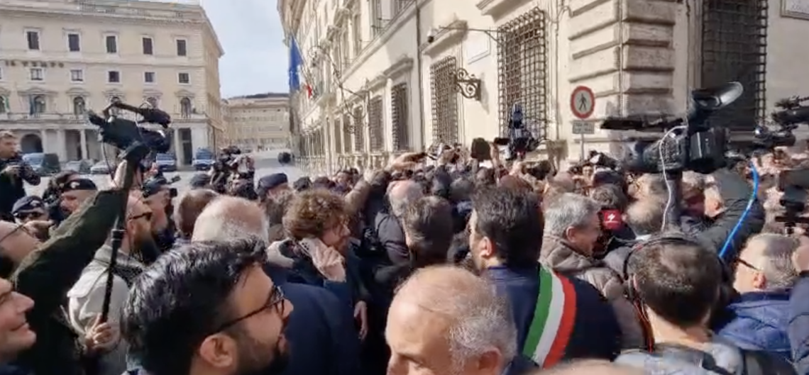 Sindaci bloccati a Palazzo Chigi intonano "Bella ciao"