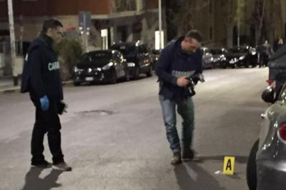 Roma, carabiniere spara all'auto in fuga e ferisce due donne