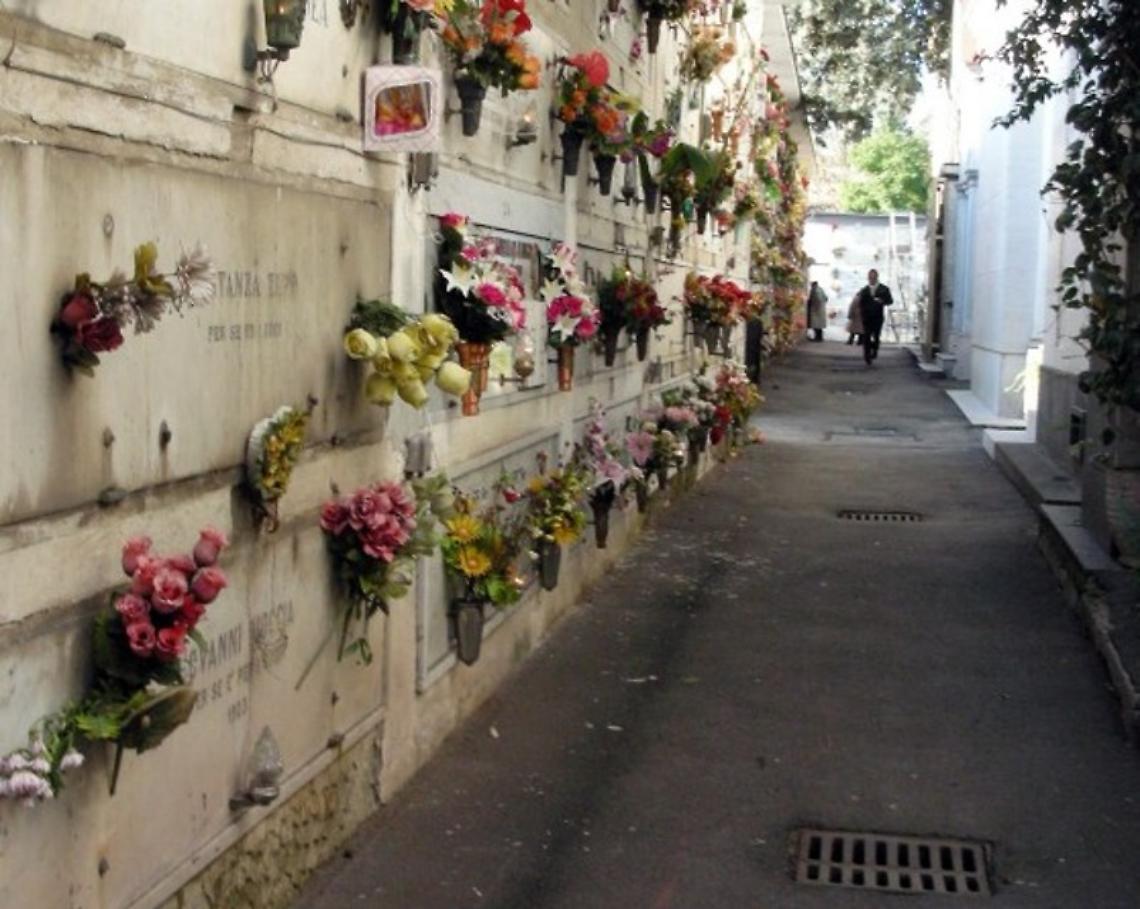Lampade votive al cimitero, il Comune: non pagate alla Selav