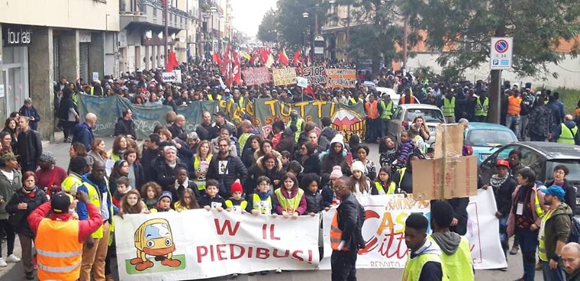 Caserta, la carica dei 4mila per il centro sociale sequestrato