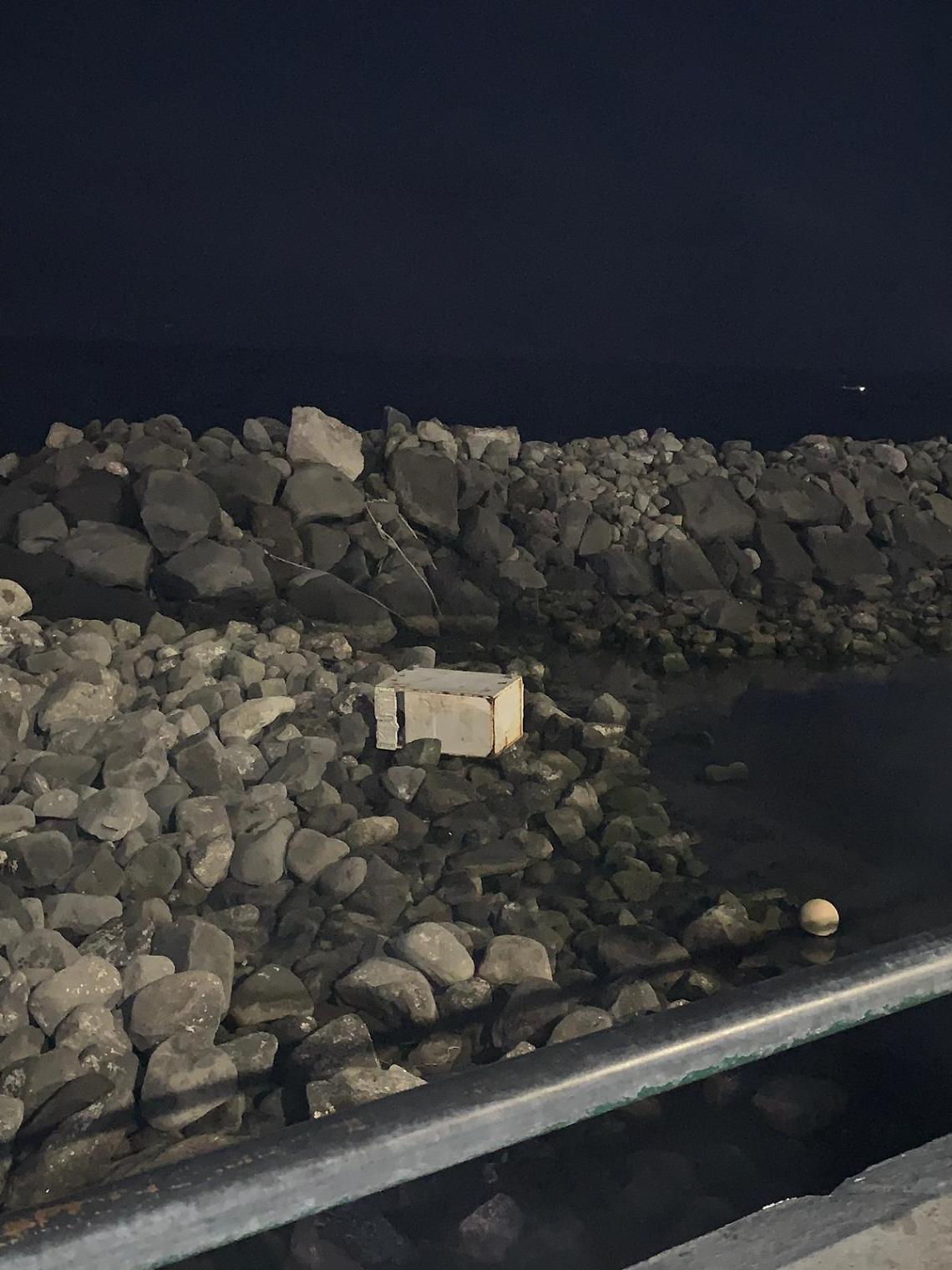Frigorifero e guaina per tetti abbandonati sugli scogli del Lungomare