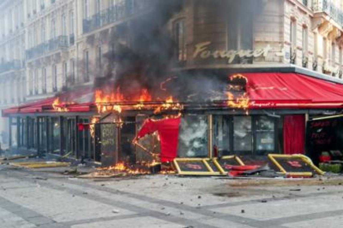Gilet gialli, guerriglia a Parigi: 11 feriti, 121 arrestati. Assalto a Bulgari