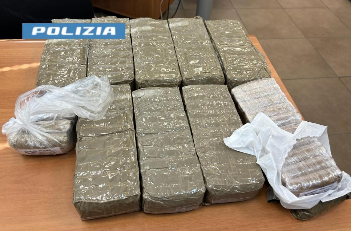 Piazza Garibaldi, scoperto con 10 kg di hashish ai tornelli della Circum